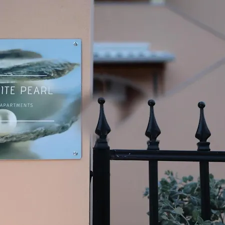 White Pearl 1 Apartamento Petrití